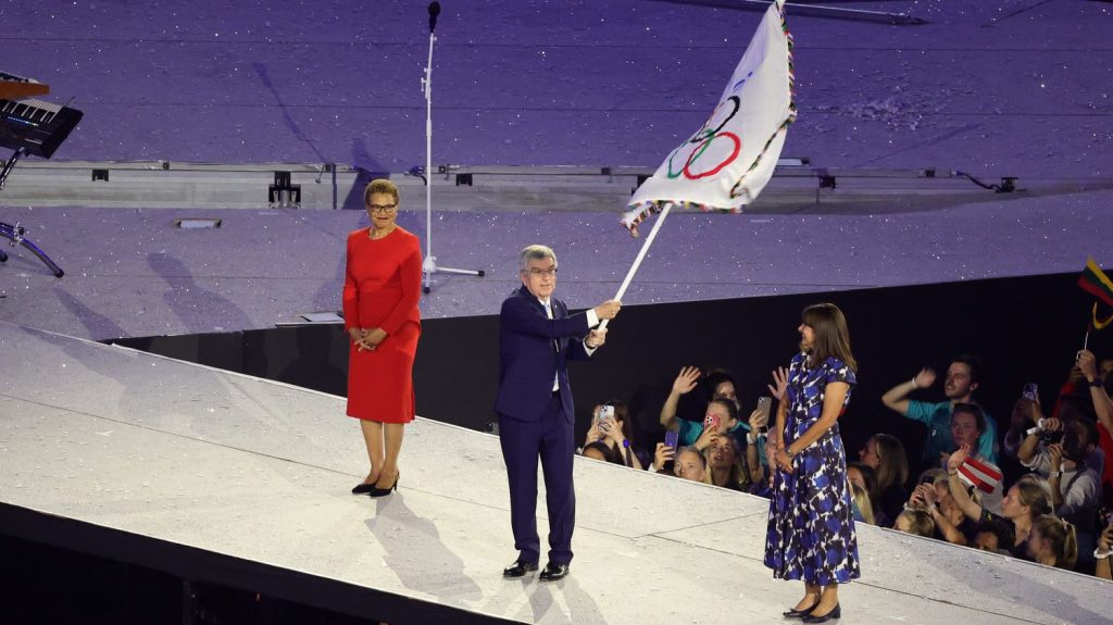 "Le modèle américain est très différent" : comment les équipes des JO de Paris 2024 préparent le passage de relais avec Los Angeles 2028
Les équipes de Paris 2024 s'activent en coulisses pour préparer au mieux la transmission avec la ville californienne, organisatrice des prochains JO d'été. Un travail de fourmi qui repose sur des milliers de documents et une solide expertise.