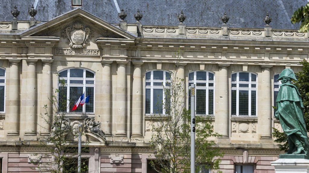 Un prêtre condamné à un an de prison pour l'agression sexuelle d'une paroissienne à Belfort
Le curé, absent lors de son procès, a été reconnu coupable mardi par le tribunal correctionnel de Belfort. Parti au Togo, il a été interdit de territoire français.