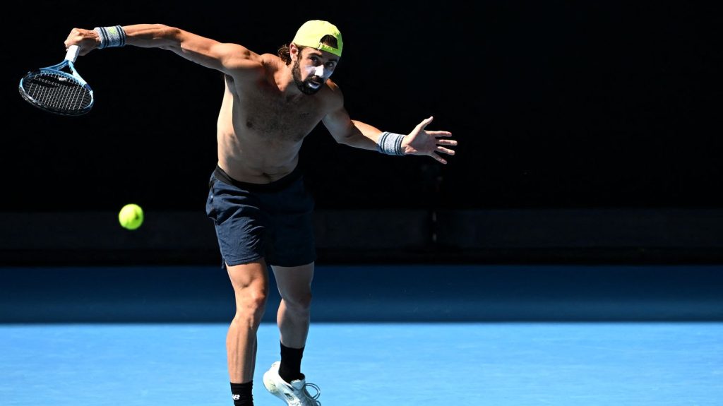 Open d'Australie : comment les joueurs et leurs staffs prennent en compte les risques liés à l'exposition au soleil
Tout au long de la saison, le circuit suit le soleil, ce qui n'est pas sans risque notamment vis-à-vis du cancer de la peau pour les joueurs et leurs staffs, eux aussi très exposés en tribune.