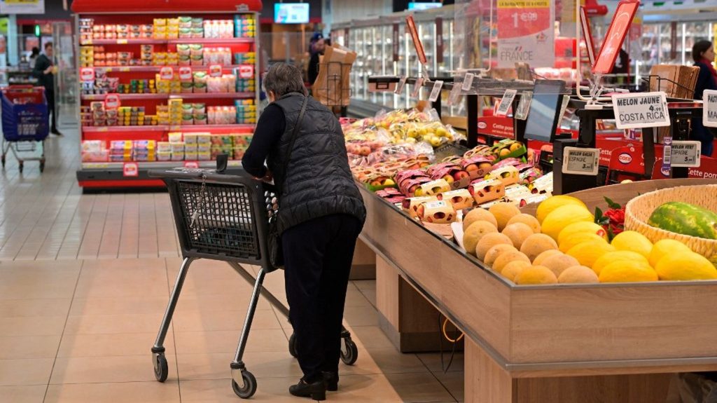 Croissance, inflation, chômage... A quoi faut-il s'attendre pour l'économie française en 2025 ?
A l'exception du ralentissement de la hausse des prix, tous les signaux économiques sont au rouge en France, notamment en raison de l'instabilité politique et de l'absence de budget.