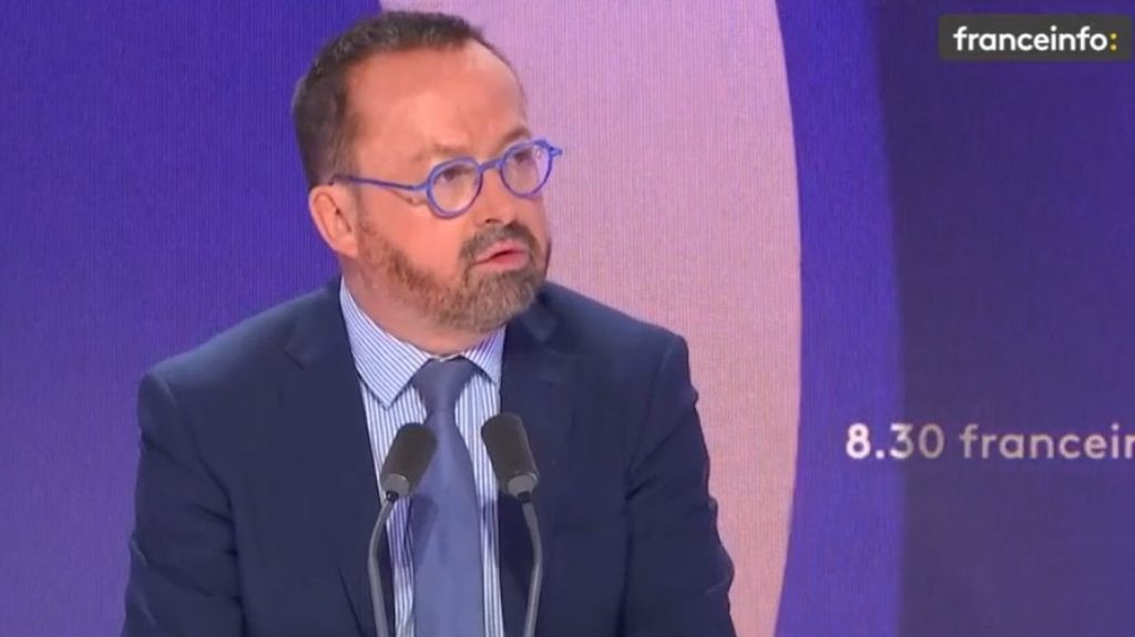 Agression à Annemasse : le ministre de la Santé favorable à un "délit d'outrage" pour mieux protéger les soignants
L'idée reprise par Yannick Neuder est de rendre la déclaration des violences "obligatoire" et surtout "anonymes".