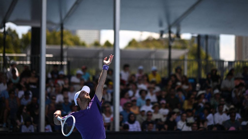 Open d'Australie : choix de surface, tableaux moins relevés... Comment les joueurs classés hors du top 200 gèrent leur saison pour se qualifier en Grand Chelem
La course aux points est le nerf de la guerre pour les joueurs et les joueuses classés au-delà de la 220e place mondiale, afin de décrocher leur billet dans les tournois du Grand Chelem.