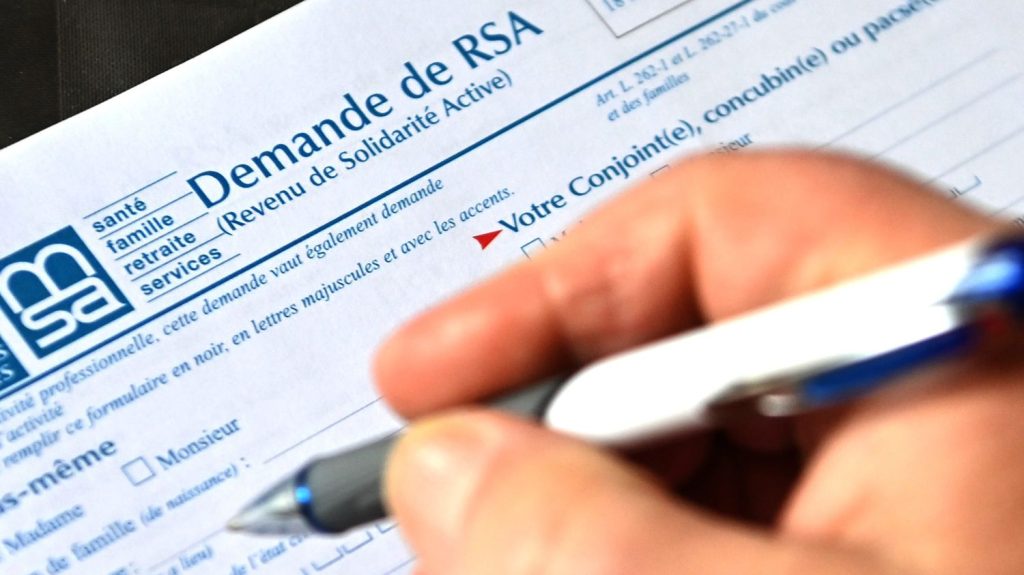 La majorité des bénéficiaires du RSA va devoir accepter une activité
Ce 1er janvier marque un changement pour les bénéficiaires du RSA, le Revenu de solidarité active. Tous vont être inscrits à France Travail et devoir signer un "contrat d’engagement".