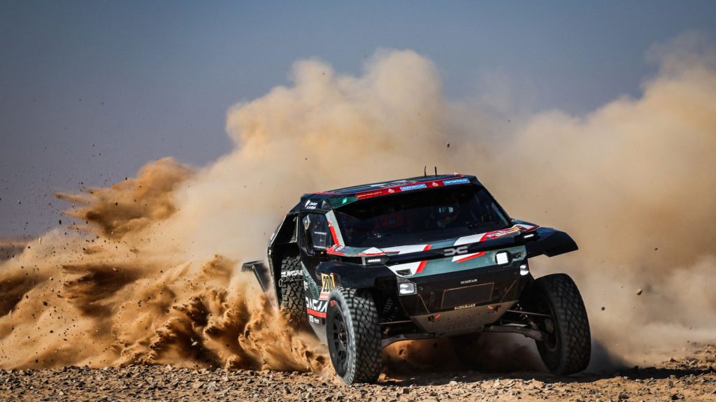 Dakar 2025 : premier succès d'étape pour Nasser al Attiyah et changement de leader en auto, Luciano Benavides double la mise en moto
Un temps perdu et même victime de deux crevaisons lors de la 9e étape, mardi, le Sud-Africain Henk Lategan perd les commandes du rallye.