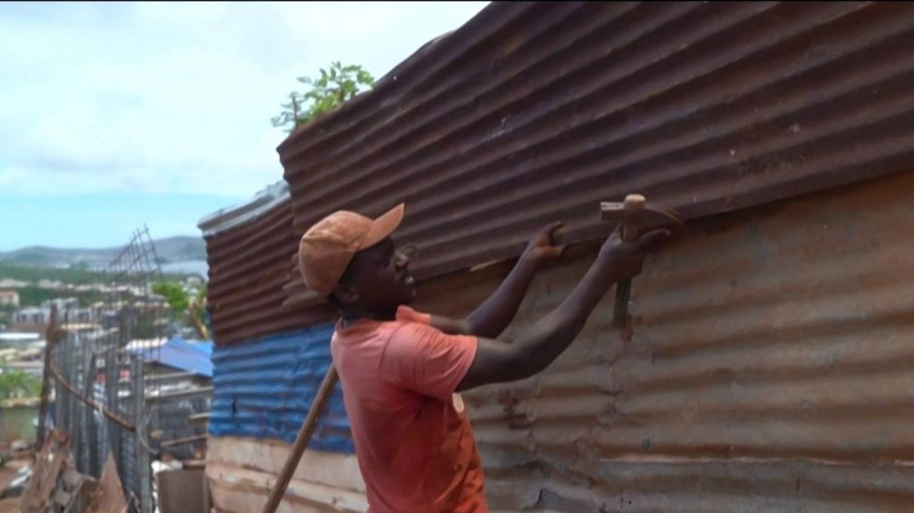 A Mayotte, des bidonvilles déjà reconstruits
Ils réapparaissent déjà. Trois semaines après le passage du cyclone Chido qui a dévasté Mayotte, des bidonvilles sont reconstruits dans certains quartiers par des habitants qui n’ont pas le choix.