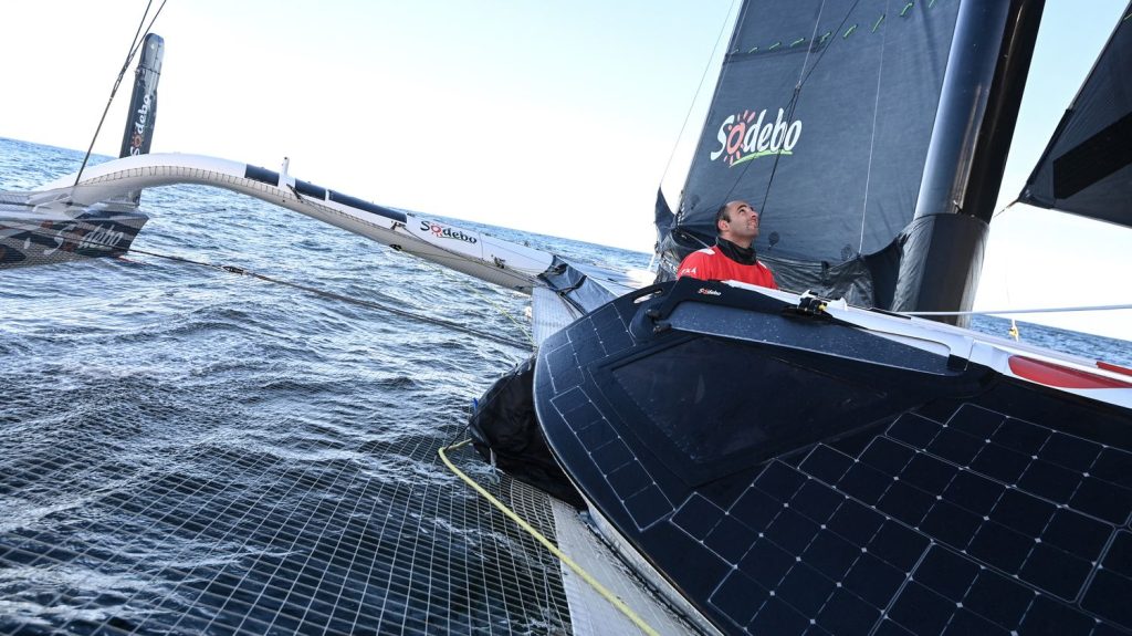 Trophée Jules-Verne : Thomas Coville passe le cap de Bonne Espérance avec plus d'un jour d'avance sur le record
L'équipage du maxi-trimaran Sodebo Ultim 3 a atteint la pointe sud de l'Afrique avec un jour, quatre heures et 17 minutes d'avance sur le record du tour du monde à la voile établi par Francis Joyon en 2017.