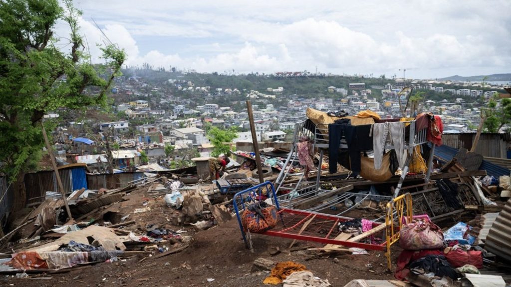 Bidonvilles à Mayotte : le préfet prend un arrêté pour restreindre la vente de tôles bac acier
Le Premier ministre avait promis de prendre des mesures pour empêcher la reconstruction des bidonvilles à Mayotte, après le passage du cyclone Chido.