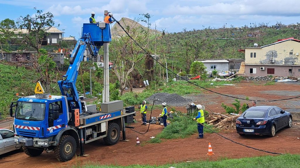 Mayotte : le rétablissement du réseau électrique en bonne voie, un travail "prodigieux" selon le directeur général d'Électricité de Mayotte
À Mayotte, plus de trois semaines après le cyclone, le rétablissement du réseau électrique est en bonne voie.
Les 340 collaborateurs d'Electricité de Mayotte ont toutefois encore du travail. Il s'agit de réparer un réseau qui
alimente 53 000 clients.
