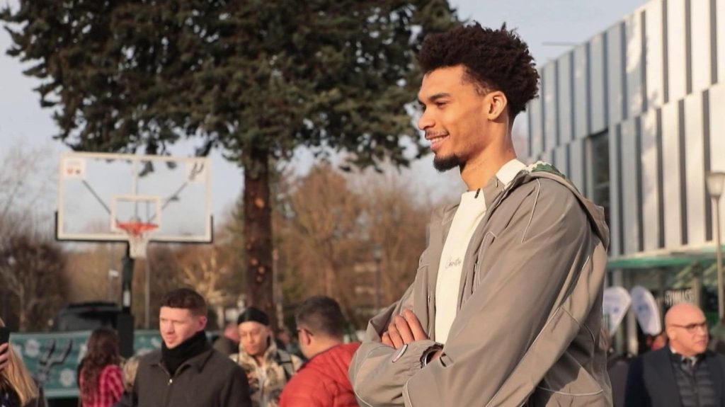 Basket : Victor Wembanyama de retour en France
Victor Wembanyama, de retour en France, a été acclamé. Sa semaine en France est marquée par une fashion week, un match de Ligue des champions au Parc des Princes et une double confrontation contre les Indiana Pacers à Bercy.