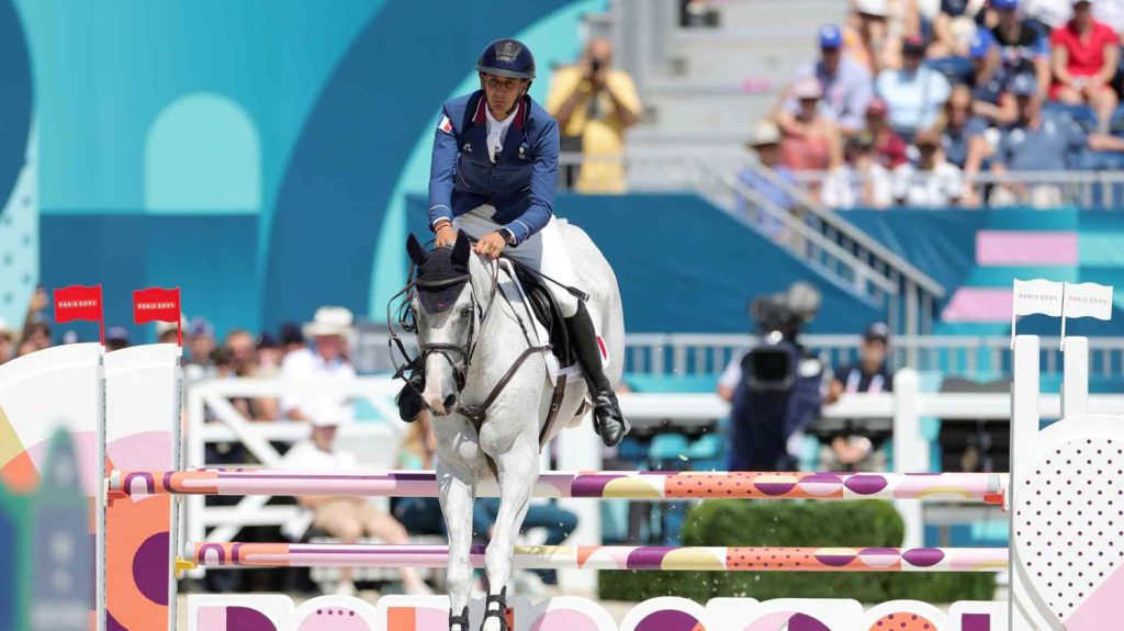 Paris 2024 : "La douleur est immense"... Stéphane Landois se voit retirer Chaman, le cheval avec lequel il avait décroché l'argent aux JO
La famille de Thaïs Meheust, cavalière décédée en compétition avec Chaman en 2019, a décidé de vendre le cheval avec lequel Stéphane Landois avait rendu hommage à son amie lors des Jeux olympiques.