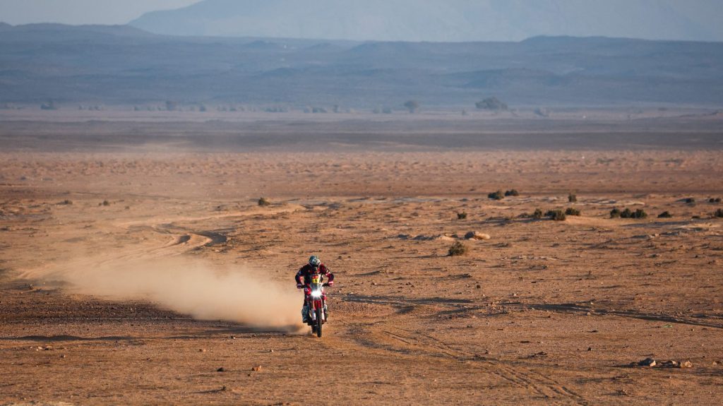 Dakar 2025 : Ricky Brabec s'impose en moto, le Français Guerlain Chicherit abandonne
En retrait en première semaine, l'Américain, tenant du titre chez les motos, s'est imposé à l'arrivée à Al-Duwadimi, samedi.