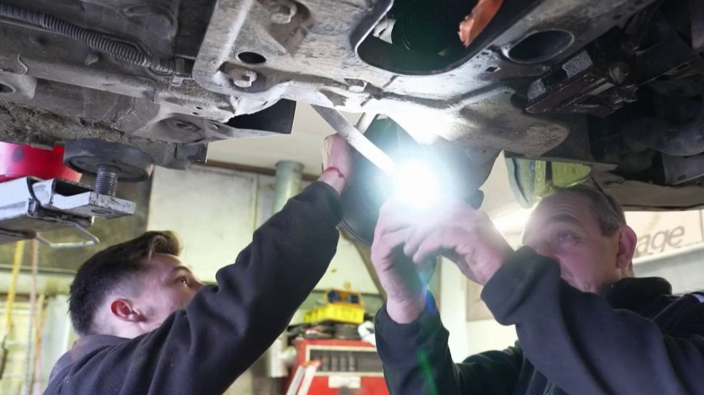 Aisne : quand l'érosion des routes fait grimper la facture chez le garagiste
Dans l'Aisne, la D830 est bien connue des automobilistes, qui y laissent souvent leurs amortisseurs. L'état de la route, très abîmée, endommage les véhicules.