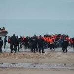 Une centaine de migrants à bord de deux embarcations ont été secourus en mer au large du Pas-de-Calais
Les secours ont organisé deux sauvetages consécutifs pour venir en aide à des migrants, partis vers l'Angleterre. Au total, 99 personnes ont été ramenées à Calais.