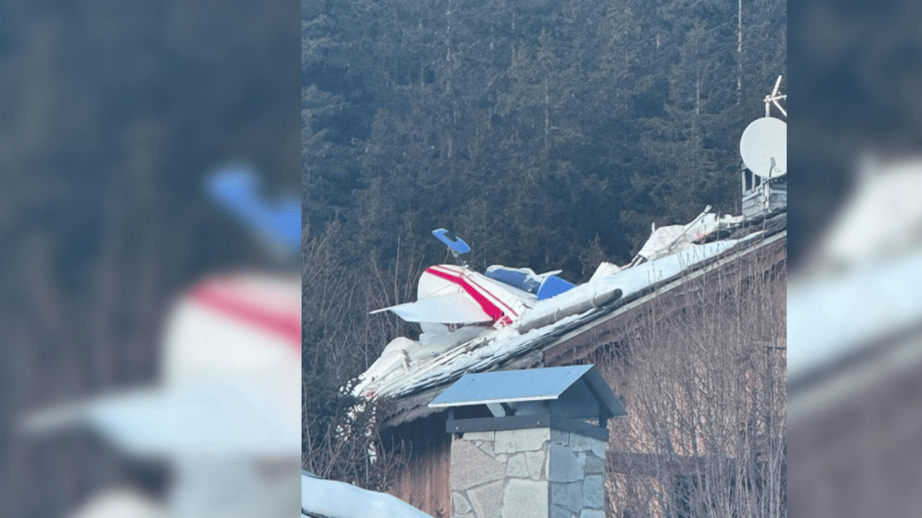 Savoie : un avion de tourisme s’écrase sur un chalet à Méribel
Un petit avion s’est écrasé dans la station de ski de Méribel (Savoie), mardi 21 janvier. Il s’est écrasé sur le toit d’un chalet après avoir accroché deux parapentes.