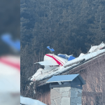Savoie : un avion de tourisme s’écrase sur un chalet à Méribel
Un petit avion s’est écrasé dans la station de ski de Méribel (Savoie), mardi 21 janvier. Il s’est écrasé sur le toit d’un chalet après avoir accroché deux parapentes.