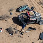 Dakar 2025 : les images impressionnantes des tonneaux de Sébastien Loeb, qui a néanmoins pu reprendre la route lors de la 3e étape
Parti en tonneaux à vive allure mardi, le pilote français a pu repartir indemne, mais va concéder énormément de temps au général.