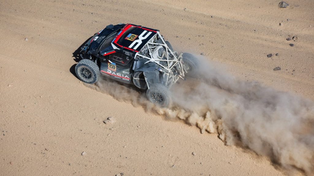 Dakar 2025 : Sébastien Loeb perd beaucoup après des tonneaux, une moto française gagne avec Lorenzo Santolino... Ce qu'il faut retenir de la 3e étape
L'Alsacien n'a encore une fois pas été verni, mardi, en étant victime d'un sérieux crash en tout début de parcours.
