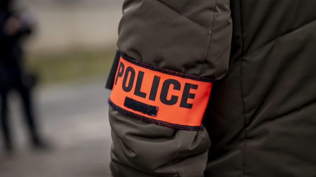 Un homme séquestré dans l'Ain retrouvé dans le coffre d'une voiture 600 km plus loin
C'est lors d'une opération sur une station essence dans la Sarthe que les policiers de la Bac ont fait la découverte. L'homme dit avoir été victime d'un home-jacking dans l'Ain.
