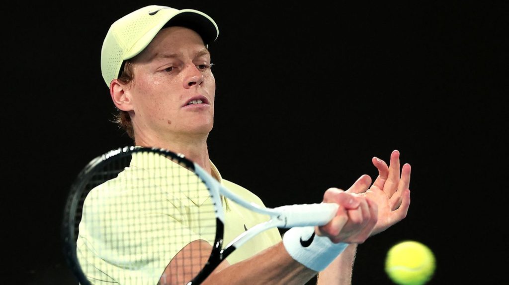 Open d'Australie : Jannik Sinner rejoint facilement Ben Shelton en demi-finale, Iga Swiatek toujours aussi expéditive
Le numéro 1 mondial a mis 1h48 pour éliminer aisément le local Alex De Minaur en quarts de finale à Melbourne, mercredi.