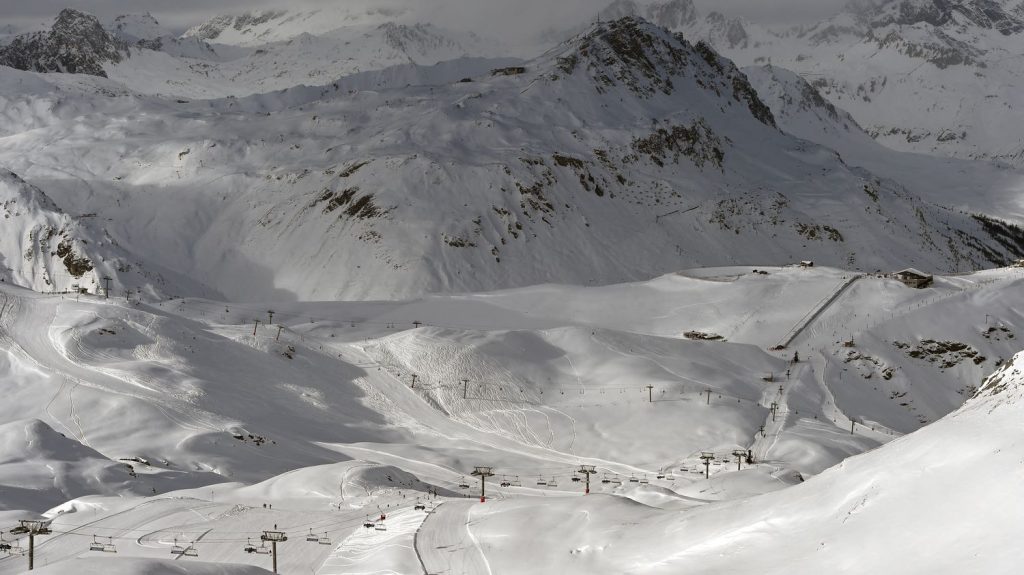 En Savoie, deux skieurs hors-piste passent la nuit bloqués à 2 300 m d'altitude près de Val d'Isère
Les skieurs, néerlandais, ont joint les secours dans la nuit, mais n'ont pas réussi, dans un premier temps, à donner leur position.