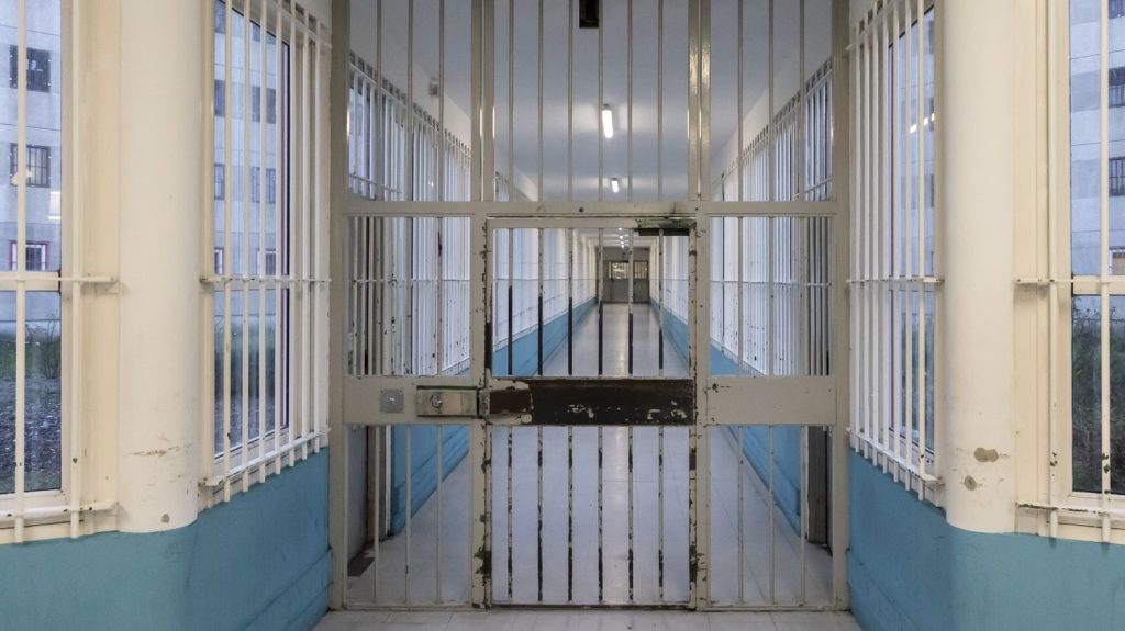 Prison de "haute sécurité" pour narcotrafiquants : le syndicat national des directeurs pénitentiaires (SNPD-CFDT) met en garde contre un "effet cocotte-minute"
Pour le syndicat, regrouper ces détenus particulièrement dangereux, et parfois puissants, peut s'avérer dangereux. Mais il ne s'oppose pas à une prise en charge spécifique, sur le modèle de ce qui existe pour les détenus radicalisés.