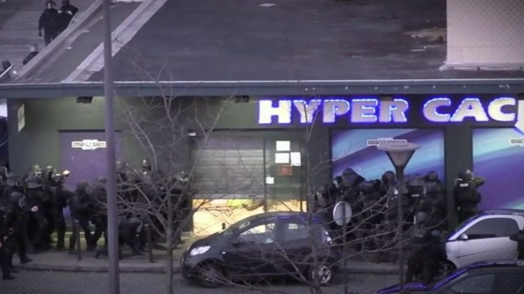 Attentat de l’Hypercacher : "Cela fait 10 ans, mais c’est toujours aussi frais dans notre mémoire", raconte le proche d’une des otages tués par Amedy Coulibaly
Dix ans après l'attaque terroriste qui a fait quatre morts dans ce magasin casher, des hommages ont été rendus lors d'une cérémonie organisée par le Crif. Les journalistes de France Télévisions ont pu recueillir le témoignage du frère de Philippe Braham, tué ce jour-là, et d'Alain Couanon, rescapé de l'attaque.