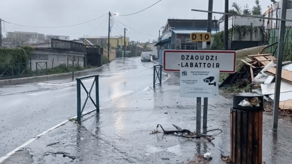 :
En images
Tempête Dikeledi à Mayotte : l'archipel de nouveau touché, un mois après le passage du cyclone Chido
De fortes pluies se sont abattues sur Mayotte, dimanche, après le placement du département français en alerte rouge. Les habitants ont été invités à se mettre à l'abri, pour ne pas revivre la catastrophe meurtrière du mois de décembre.