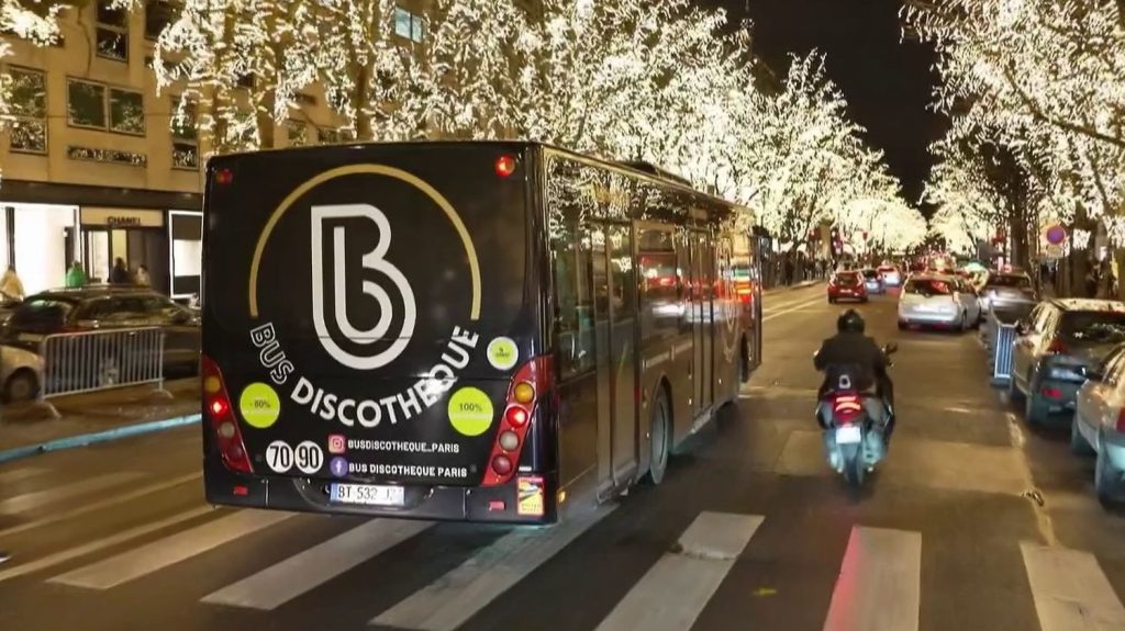 Paris : danser ou déjeuner dans un bus, une nouvelle tendance qui monte
Grâce à d’anciens bus réaménagés en boîte de nuit ou en restaurant, les Parisiens peuvent s’offrir une petite virée insolite à travers les rues et les monuments de la capitale.