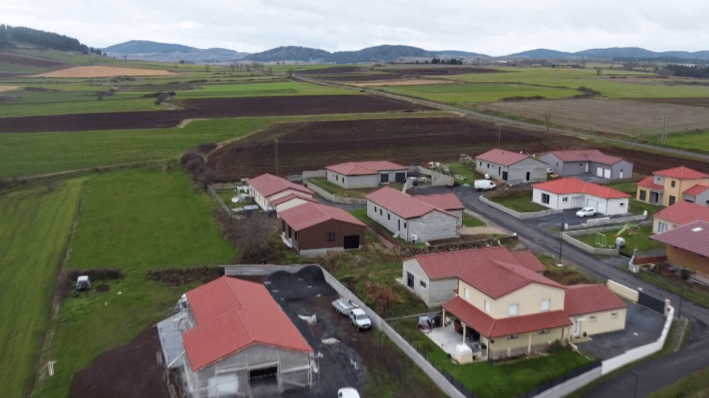 Communes : des terrains bradés pour attirer de nouveaux habitants
Certaines communes n’hésitent pas à brader des terrains pour que de jeunes couples viennent y construire la maison de leurs rêves. Un euro le m², un prix défiant toute concurrence, à condition de s’engager à rester.