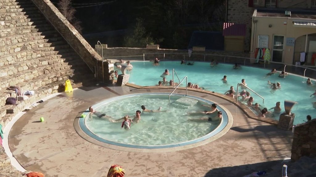 Pyrénées-Orientales : les bains de Saint-Thomas, une source de chaleur au coeur de l’hiver
Avec son eau à 37°C, les bains de Saint-Thomas attirent chaque années près de 100 000 visiteurs. Certains leurs prêtent des vertus médicinales.