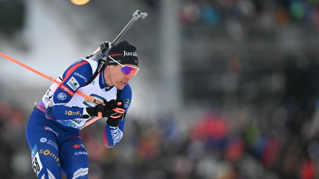 Biathlon : triplé français avec Quentin Fillon Maillet en vainqueur sur le sprint d'Oberhof
Le Jurassien a devancé ses compatriotes Fabien Claude et Emilien Jacquelin, vendredi. L'équipe de France masculine n'avait plus réalisé un triplé en Coupe du monde depuis mars 2020.