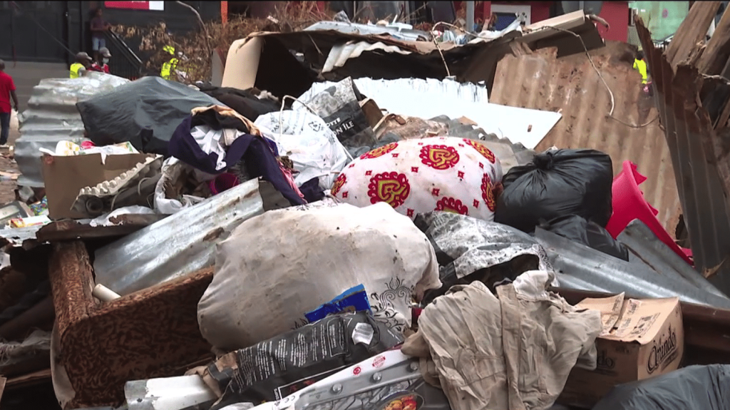 Mayotte : l’archipel toujours dans l’urgence
Après le passage du cyclone Chido qui a tout balayé sur son passage, Mayotte doit faire face à des urgences avant de penser à se reconstruire. La gestion des déchets et la distribution des aides alimentaires sont les principaux défis de Mayotte en ce début d’année 2025.