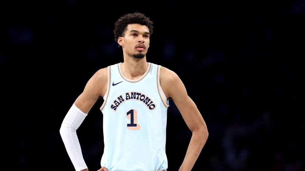 NBA : Victor Wembanyama attristé de voir qu'un maillot qu'il a offert à un jeune fan se retrouve déjà aux enchères à 10 000 dollars
Le 27 décembre dernier, le Français avait offert son maillot à un jeune fan après une rencontre. Il a découvert mercredi que celui-ci se trouvait déjà sur un site de revente.