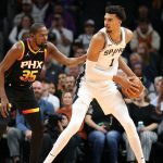 NBA : record à trois points, déjà contreur d'élite... Les statistiques historiques de Victor Wembanyama après 100 matchs
Le géant français a disputé, vendredi soir face à Denver, son 100e match en NBA. Au milieu de sa deuxième année, l'intérieur affole déjà les compteurs.