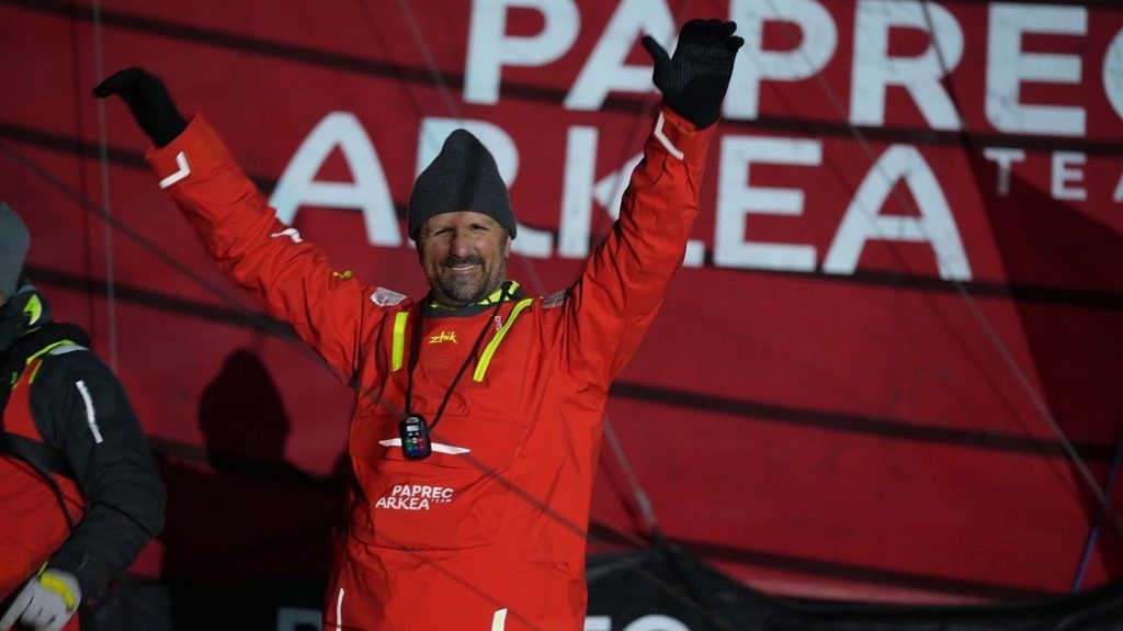 Vendée Globe : pour sa première participation, Yoann Richomme s'offre la deuxième place, plus de 22 heures après Charlie Dalin
Le skippeur de Paprec Arkea a franchi la ligne d'arrivée à 7h12, mercredi, 22 heures et 47 minutes après le vainqueur, Charlie Dalin.