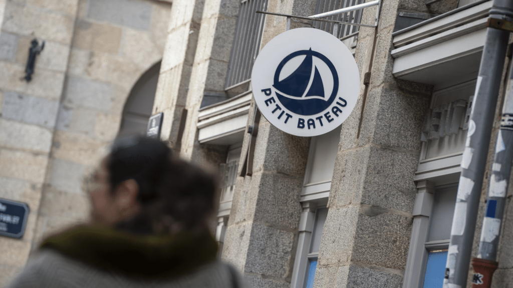 Pour quelles raisons le groupe Yves Rocher veut-il vendre la marque de prêt-à-porter pour enfant Petit Bateau ?
L’actuel propriétaire, le groupe Yves Rocher, veut se séparer de la marque pour recentrer son activité sur les cosmétiques et gagner de nouveaux marchés à l’international.