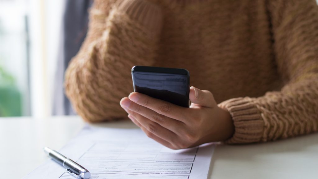 Gérer son assurance depuis son téléphone : ce que le modèle zéro papier change vraiment